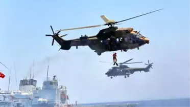 Tatbikatta, Paraşütle Denize Atlayan Komandolar Kazazede Göçmenleri Kurtardı