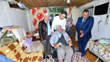 Yaşlı Adama Tekerlekli Sandalye Yardımı