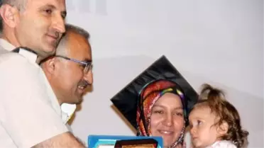 Mezuniyet Belgesini Kucağındaki Bebeği ile Aldı