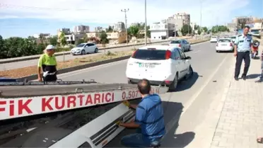 Otomobil Kaldırıma Çarptı: 1 Yaralı