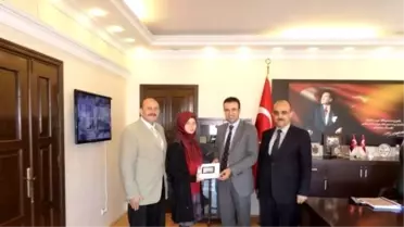 Bolvadin' de Teog Sınavında Türkiye Birinciliğini Paylaşan Kız Öğrenci Ödüllendirildi