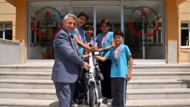 Şampiyonlara Bisiklet Hediye Edildi