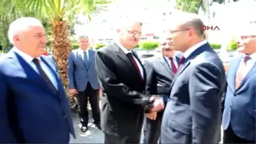 Vali'yi Karşılama Kuyruğu