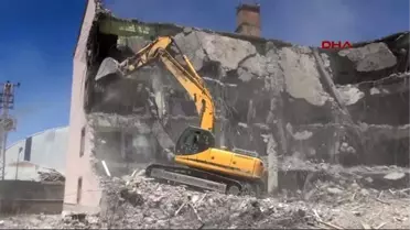 Yüksekova'da Ki Hasarlı Okullar Yıkılıyor