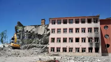 Yüksekova'daki Hasarlı Okullar Yıkılıyor