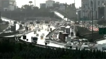 İstanbul'u Kara Bulutlar Sardı, Sağanak Yağmur Başladı