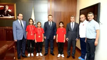 Minik Sporcular Vali Aksoy'u Ziyaret Etti