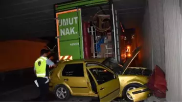 Üst Geçide Sıkışan Kamyona Otomobil Çarptı: 1 Ağır Yaralı