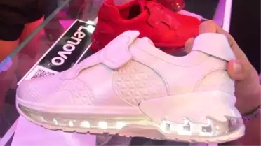 Lenovo Ceo'su Intel Ceo'suna Akıllı Ayakkabı Hediye Etti