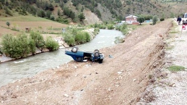 Gümüşhane'de Görevden Dönen Resmi Araç Kaza Yaptı: 2 Yaralı
