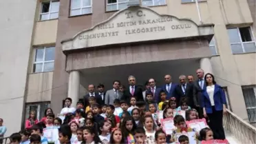 Hakkari'de Öğrencilerin Karne Sevinci