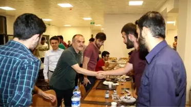 Başkan Gürlesin Üniversiteli Öğrencilerle Sahurda Buluştu