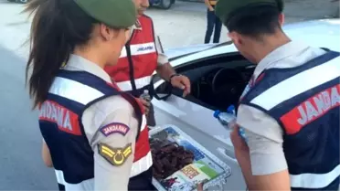 Mut'ta Jandarmadan Sürücülere İftarlık İkramı