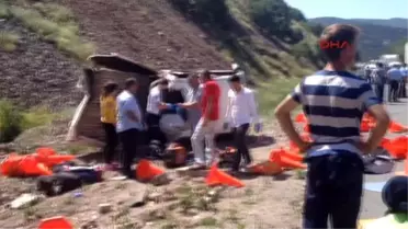 Karayolları Çizgi Ekibine Yakıt Tankeri Çarptı 1 Ölü, 1 Ağır Yaralı