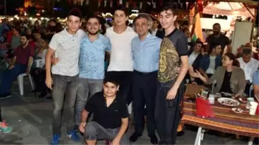 Beyoğlu'nda Dev Ekranda Milli Maç Heyecanı