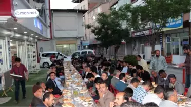 Van Rahmet Eli Derneği Açık Alanda İftar Yemeği Verdi