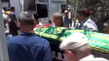 İzmir Bergama'daki Kazada Ölenler Toprağa Verildi