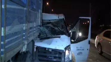 Su Servis Aracı Kamyona Arkadan Çarptı: 1'i Ağır 2 Yaralı