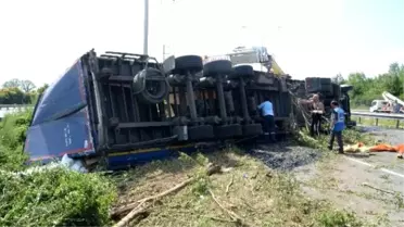 Tem'de Yoldan Çıkan Tır, Sapanca Yolu'na Uçtu