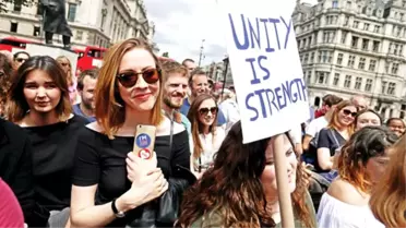 İngiltere'de Gençler Tepkili