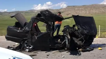Sivas'ta Tır ile Otomobil Çarpıştı: 2 Ölü, 3 Yaralı