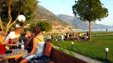 Fethiye'de Yamaç Paraşütü Pilotlarının Müşteri Kavgasını Turistler Görüntüledi