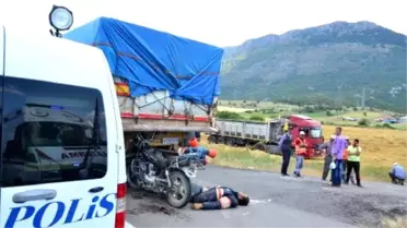 Motosikletiyle, Tır'a Çarpan Sürücü Öldü