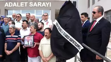 BBP Sivas'ta Adliye Önüne Siyah Çelenk Bıraktı