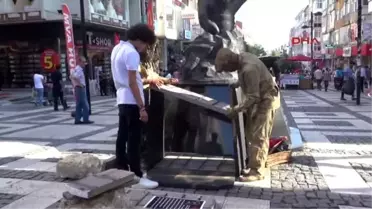 Heykel Adamların' Teröre Karşı Duruşu