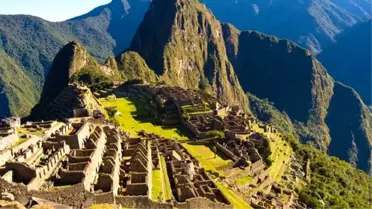 Machu Picchu'da 'Uçuş Selfiesi' Çekerken Uçurumdan Düştü