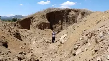 Burdur'da Tarihi Höyük, Kaçak Kazıda Talan Edildi