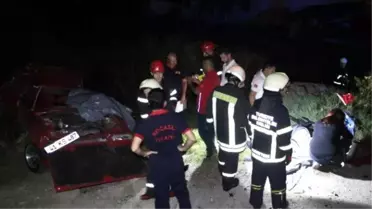 Park Halindeki Tır'a Çarpan Otomobil Parçalandı: 4 Ölü 1 Yaralı