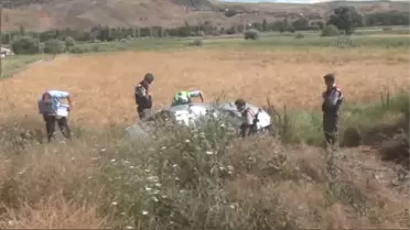 Otomobil, Traktöre Çarptı: 3 Yaralı