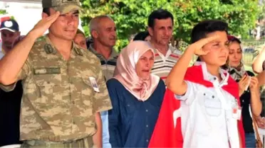 Şehit Ağabeyini Asker Selamıyla Uğurladı