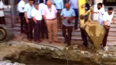 Beyoğlu'nda İSKİ Çalışması Sırasında, Osmanlı Dönemi?ne Ait Mezar Başı ve Kemikler Bulundu