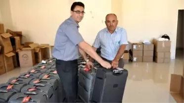 Hacı Adaylarına Malzemeleri Dağıtılıyor
