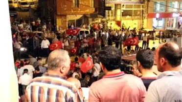 Hatay'da Darbe Girişimine İstiklal Marşı ile Tepki