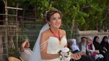 Darbe Girişimi Yüzünden Yabancı Damat Gelemeyince Gelin Düğünde Tek Başına Oynadı