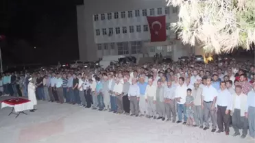 Samsat'ta Demokrasi Nöbeti Tutanlara Çiğ Köfte İkram Edildi