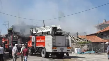 Uşak'ta Çıkan Yangında 2 Ev Kül Oldu