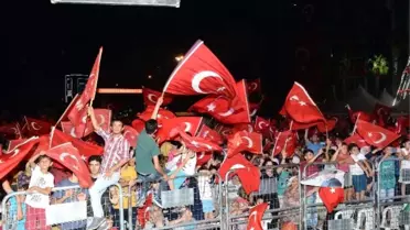 Adana'daki Demokrasi ve Milli İradeye Saygı Mitingi'nde 'Dombıra' Coşkusu Yaşandı