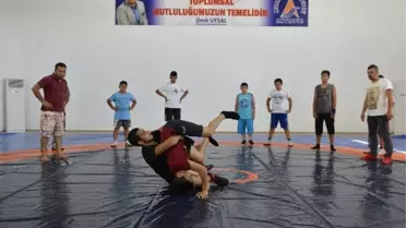 Muratpaşa'da Geleceğin Şampiyon Pehlivanları Yetişiyor