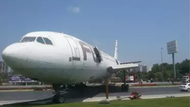 Yolda Uçak Gören Vatandaşlar Neye Uğradığını Şaşırdı