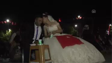 Gelin ve Damat Demokrasi Nöbetinde