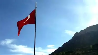Aydınlatma Direğinde Demokrasi Nöbeti Tutuyor
