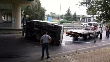 Virajı Alamayan Kamyonet Yan Yattı