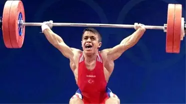 Halil Mutlu'nun 305.5 Kiloluk Rekorunu Long Qingquan Kırdı