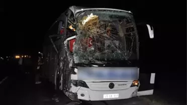 Yozgat'ta Yolcu Otobüsü ile Biçerdöver Çarpıştı: 5 Kişi Yaralandı