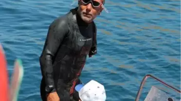 Temiz Su Kaynakları' İçin Tek Koluyla Yüzdü