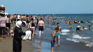 Fransa'da Üç Belediye Daha Haşemayla Denize Girmeyi Yasakladı